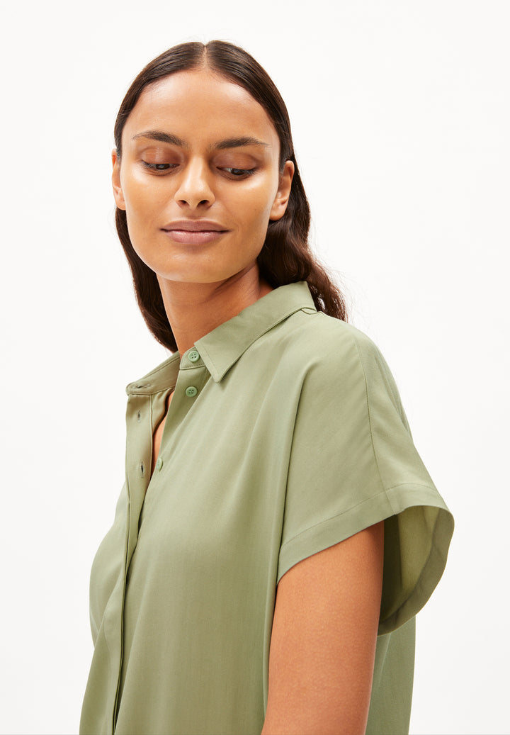 Bluse LARISAANA Relaxed Fit Light Matcha Armedangels Model 2