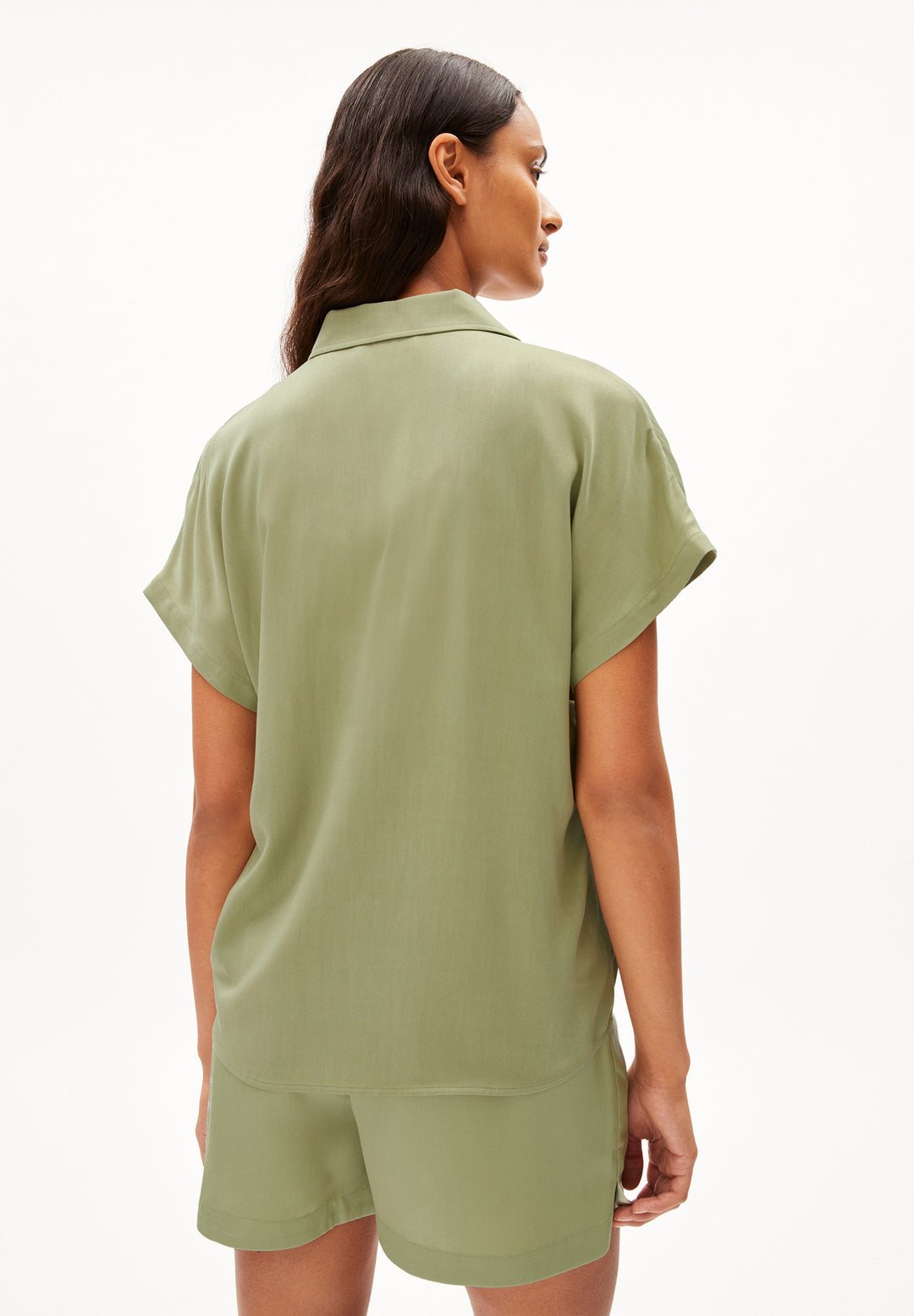 Bluse LARISAANA Relaxed Fit Light Matcha Armedangels Model Rückseite