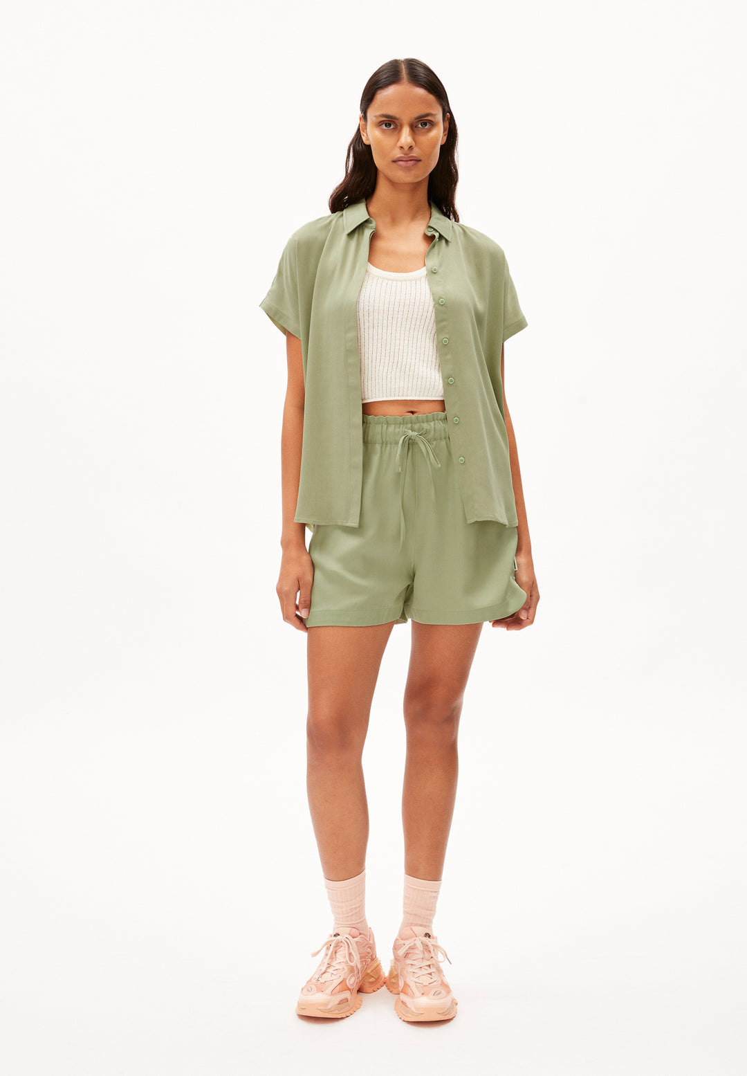 Bluse LARISAANA Relaxed Fit Light Matcha Armedangels Model