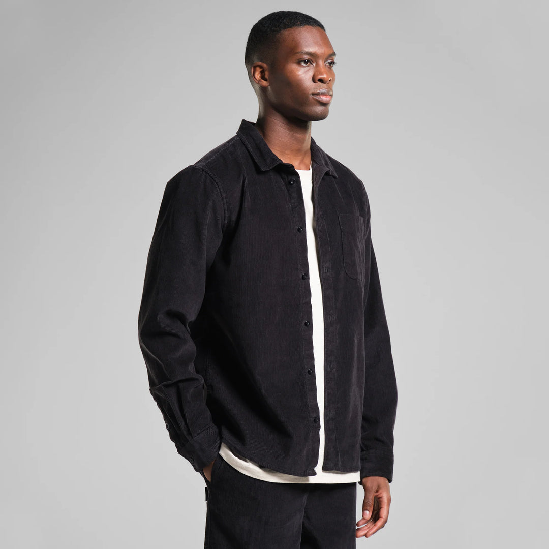 Hemd Varberg Corduroy Black von Dedicated Model Seite